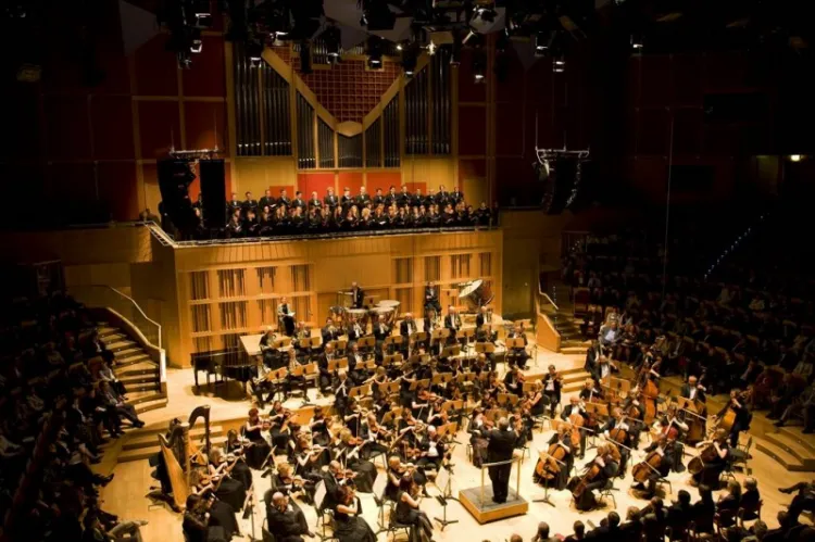 Organizatorzy Międzynarodowego Festiwalu Muzyki Sakralnej stawiają sobie za cel prezentację najnowszych dokonań polskich zespołów, chórów i orkiestr, ze szczególnym uwzględnieniem tych, pochodzących z regionu polskiego Wybrzeża. Dla gdyńskiej publiczności to jedyna okazja w roku, żeby posłuchać Orkiestry Symfonicznej Polskiej Filharmonii Bałtyckiej bez konieczności udawania się na gdańską Ołowiankę.