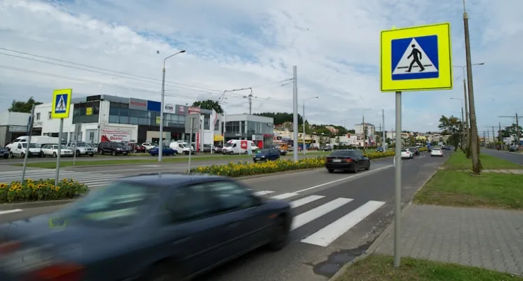 Kierowcy na ul. Wielkopolskiej często czują się jak na drodze poza obszarem zabudowanym.