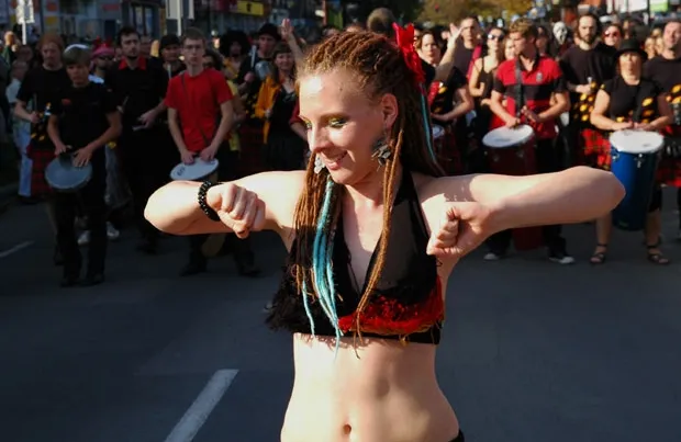Podczas niedzielnej parady ulicami Gdańska przejdą bębniarze oraz profesjonalne tancerki samby.