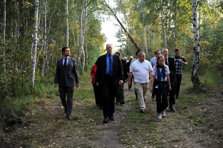 Prezydent Paweł Adamowicz, zwiedzał we wtorek Szaniec Zachodni, przed głosowaniem obywatelskiej uchwały która ma zmienić ten zaniedbany teren w park. 