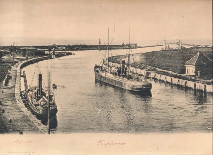 Wejście do gdańskiego portu na początku XX wieku. Po lewej: nabrzeże w Nowym Porcie, po prawej: Westerplatte.
