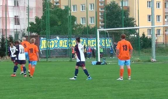 Sztorm (w biało-granatowych strojach) po pięciu dotychczasowych meczach z Checzą pozostaje niepokonany w derbach Gdyni.