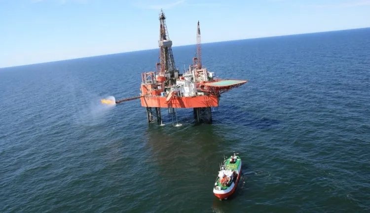Poprzez spółkę Lotos Petrobaltic koncern obecny jest również na Bałtyku, gdzie od lat prowadzi prace poszukiwawczo-wydobywcze w zakresie eksploatacji złóż ropy naftowej.