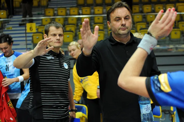 Trenerzy Vistalu Łączpolu Andrzej Niewrzawa (pierwszy z prawej) i Adrian Struzik podziękowali podopiecznym za dzielną postawę podczas turnieju kwalifikacyjnego do Ligi Mistrzyń. 