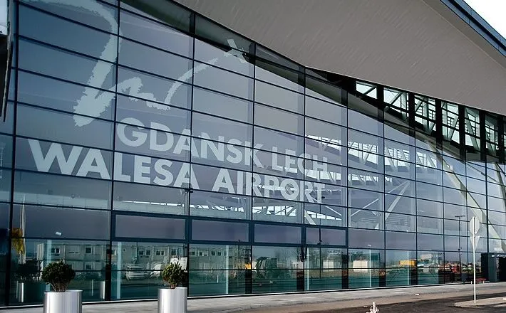 Terminal pasażerski lotniska w Rębiechowie.