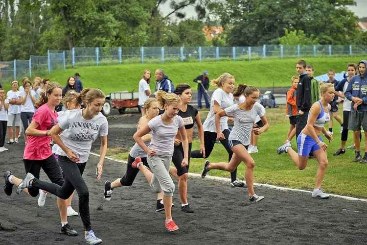 Paulina Bojanowska z Gimnazjum 29 (pierwsza z prawej) była najszybsza wśród dziewcząt na 300 metrów.