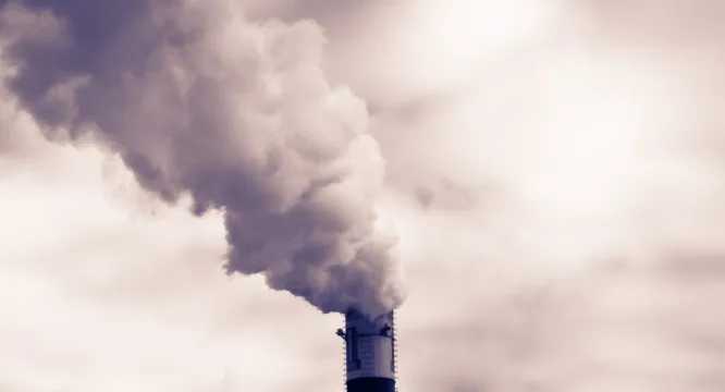 Dymiące kominy potrafią zanieczyszczać powietrze niezwykle skutecznie.