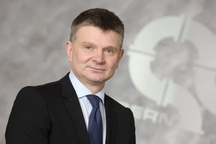 Marcin Moskalewicz został wyłoniony w postępowaniu konkursowym, w którym w sumie startowało siedmiu kandydatów. Rada Nadzorcza spółki PERN powołała go na stanowisko prezesa 6 marca 2012 r. 