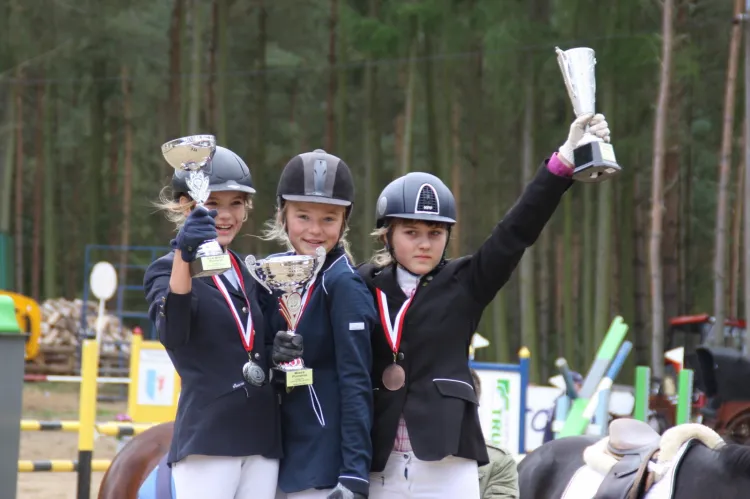 Podium mistrzostw Pomorza juniorów młodszych: Julia Bogalecka (GTH Gdynia, II miejsce), Dominika Reszuta (SKJ Sopot, I miejsce) i Zuzanna Twardowska (LKS Nadwiślanin Kwidzyn, III miejsce).