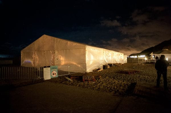 Porywisty wiatr zagrażał konstrukcji namiotu, w którym odbywały się koncerty.