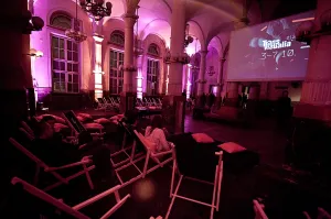 Zamknięty na co dzień budynek Banku Polskiego w Gdyni na czas festiwalu zamienił się w kino.