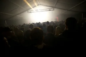 Koncert King Midas Soundsystem oślepiał oczy gradem stroboskopowych świateł i atakował uszy głośnością na granicy ludzkiej wytrzymałości. Publiczności to wcale nie przeszkadzało.