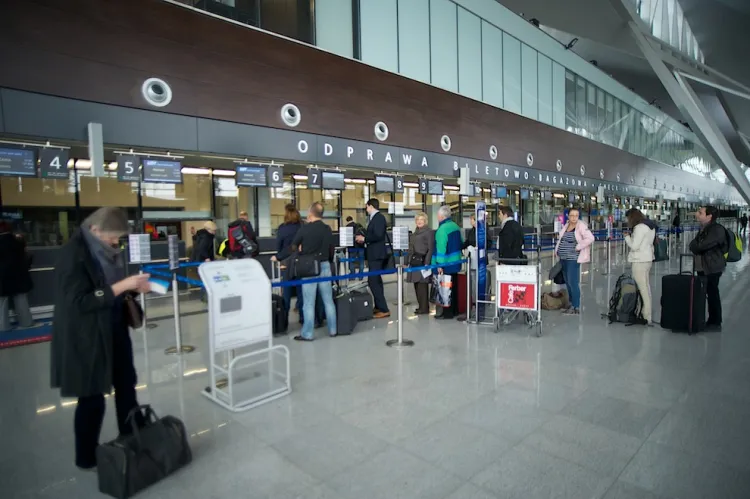 Większość pracowników obsługi lotniska, których spotykamy w terminalu pasażerskim w Rębiechowie, nie pracuje bezpośrednio dla Portu Lotniczego, lecz właśnie dla tzw. agentów handlingowych.