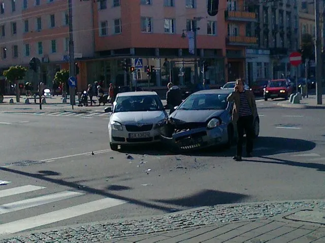 Zderzenie dwóch aut na placu Kaszubskim w Gdyni.
