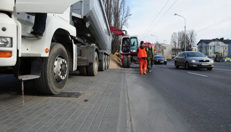 Ciężarówki w Sopocie to poważny problem. Wiosną tego roku inspektorzy drogowi na al. Niepodległości zatrzymali do kontroli ciągnik siodłowy z naczepą wypełnioną piachem. Kierowca w obawie przed ważeniem pojazdu wysypał ładunek na jezdnię.
