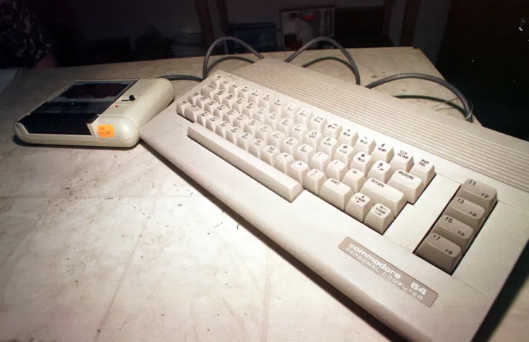 Legendarna "komoda", czyli Commodore 64, praojciec rewolucji komputerowej, do którego programy żmudnie "wgrywało się" za pomocą magnetofonu.