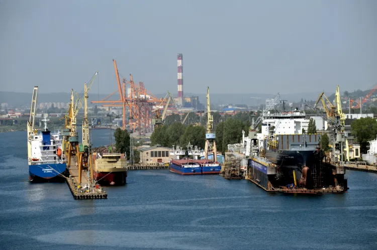 Od 2009 roku Stocznia Marynarki Wojennej znajdowała się w procesie upadłości układowej. W kwietniu 2011 roku Sąd Gospodarczy w Gdańsku ogłosił jej upadłość.