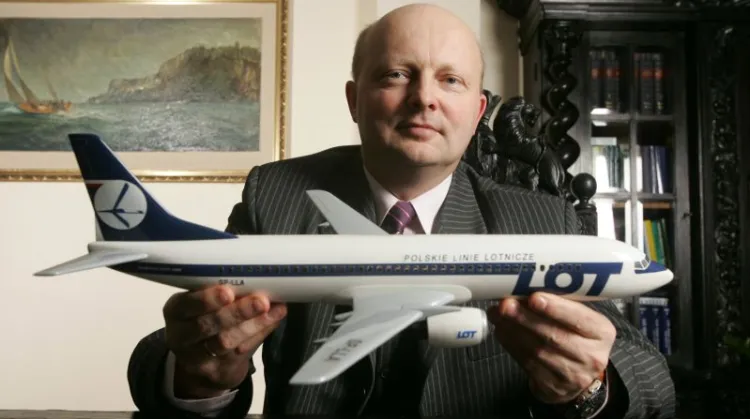 Piotr Ołowski jest pasjonatem latania. Gdy nie pracował jako pilot, starał się choć w weekendy polatać dla przyjemności. Nawet w prywatnym adresie e-mail ma liczbę 767 - od Boeinga 767, który pilotował.