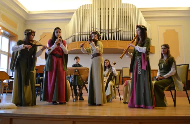 Zespół Muzyki Średniowiecznej Euterpe z Młodzieżowego Domu Kultury w Gdyni jest jednym z najlepszych młodzieżowych zespołów muzyki dawnej w Polsce, czego potwierdzeniem było zdobycie Grand Prix na XXXIV Schola Cantorum w Kaliszu. 