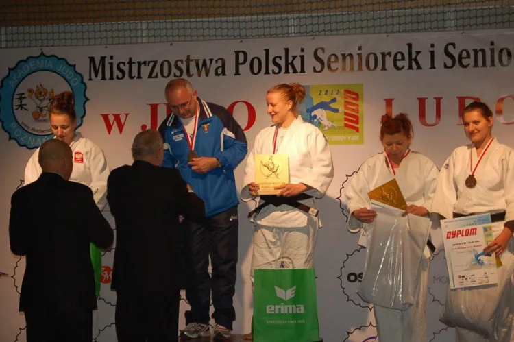Trener Radosław Laskowski i Katarzyna Furmanek odbierają medale za zwycięstwo w kategorii do 78 kilogramów.