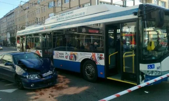 Po kolizji z trolejbusem pomocy medycznej potrzebowała jego pasażerka, która upadła i straciła przytomność w wyniku uderzenia w głowę.