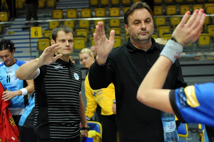 Adrian Struzik (z lewej) przejmie obowiązki Andrzeja Niewrzawy (z prawej) do czasu znalezienia nowego pierwszego szkoleniowca.