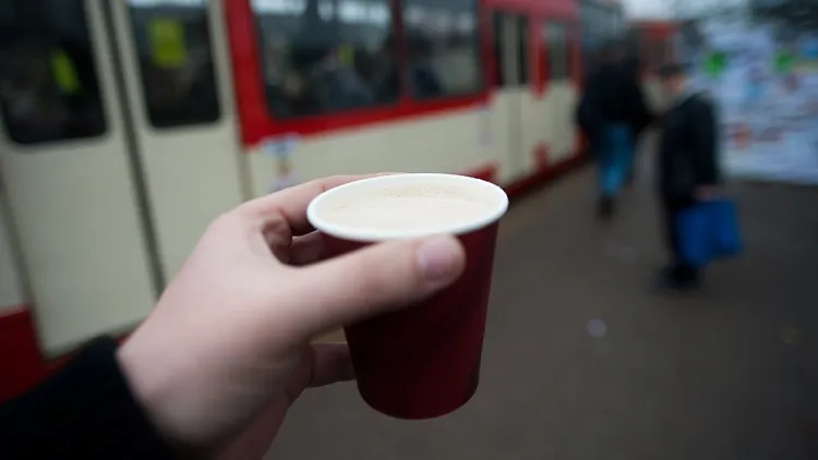 W Trójmieście na przystankach komunikacji miejskiej nie kupimy z automatów gorącej herbaty lub kawy.
