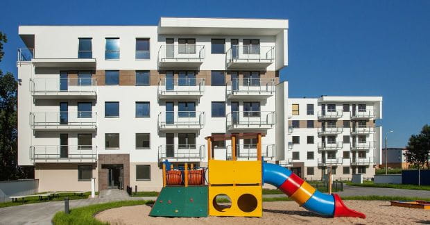 Pierwsze dwa budynki osiedla Cztery Kąty zostały już oddane do użytku. Dzieci mogą już bawić się na placu zabaw.
