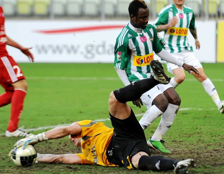 Mateusz Bąk, który z Lechią przeszedł drogą od A-klasy do ekstraklasy, w piątek trzykrotnie wyciągał piłkę z siatki Podbeskidzia, a zwycięskiego gola dla biało-zielonych strzelił z karnego Abdou Razack Traore. 