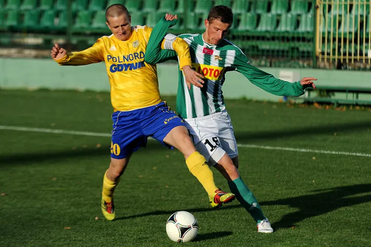 III-ligowe derby rezerw wygrali gdańszczanie, którzy otrzymali solidne wzmocnienia z pierwszej drużyny. Na zdjęciu Kamil Haberka i Kacper Łazaj.