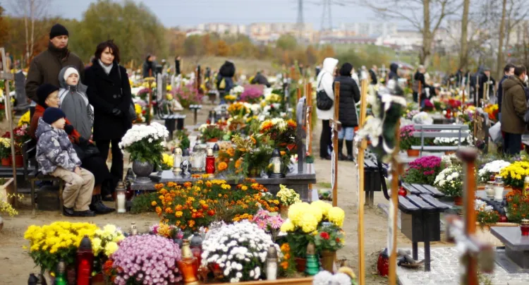 W tym roku, podobnie jak w poprzednich latach, do trójmiejskich cmentarzy będzie można najszybciej dotrzeć korzystając z komunikacji miejskiej.