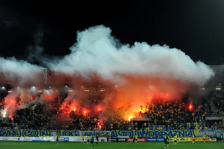 Kibice odpalają pirotechnikę na meczu Arka Gdynia - GKS Katowice.