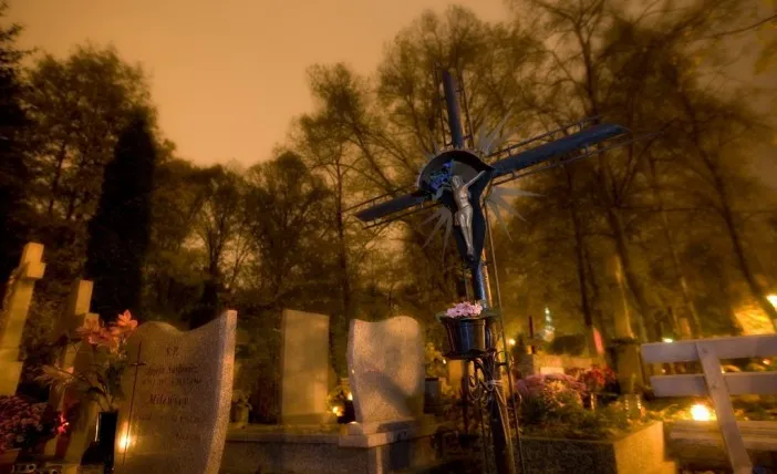 Wieczorny spacer po cmentarzu roświetlonym zniczami sprzyja wspomnieniom i zadumie.