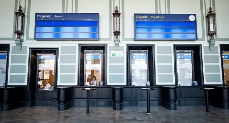 Oczekującym na pociąg na dworcu w Gdyni aktualnie pozostaje słuchanie komunikatów nadawanych przez megafon lub pytanie o pociągi w okienku w informacji.