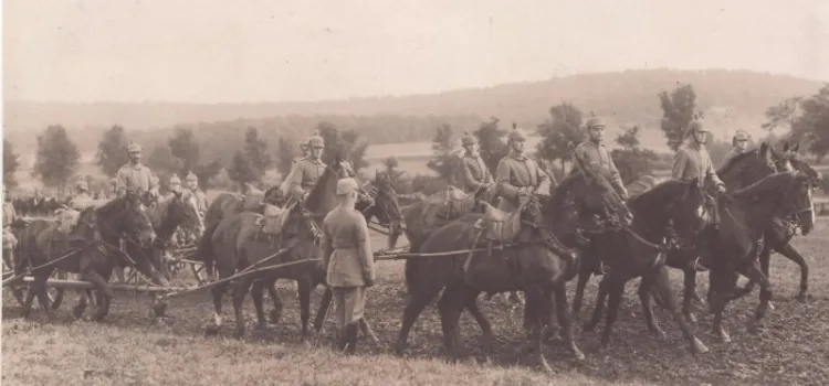 Zdjęcie przedstawia typowy zaprzęg niemieckiej artylerii konnej, charakterystyczny dla okresu I wojny światowej. Fotografia pochodzi ze strony lovettartillery.com.