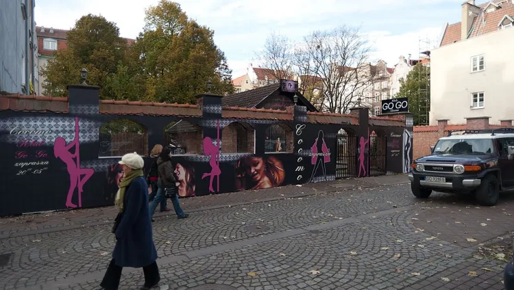 Nz. Reklama na murze przy klubie Go Go w centrum Gdańska.