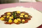 Lody z dyni hokkaido na carpaccio z jelenia z oliwą chrzanową