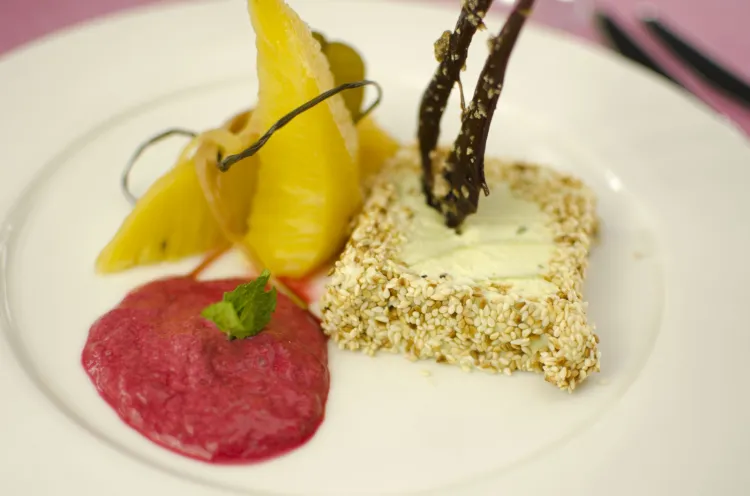 Karmelizowany ananas z lodami pistacjowymi w sezamie i pianą malinową