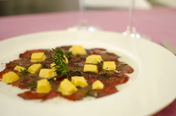 Lody z dyni hokkaido na carpaccio z jelenia z oliwą chrzanową