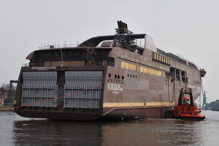 Gdańska stocznia współpracuje z norweska grupą od kilku lat. Wcześniej zbudowała dla niej 9 kadłubów. Ostatni kontrakt dotyczy budowy kadłubów dwóch promów. Pierwszy został zwodowany w kwietniu tego roku, drugi właśnie jest kończony. 