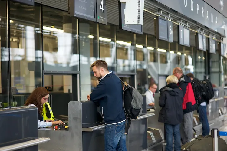 Liczba pasażerów obsługiwanych na trójmiejskim lotnisku stale rośnie. W tym roku obsłużono już 2,5 mln podróżnych.