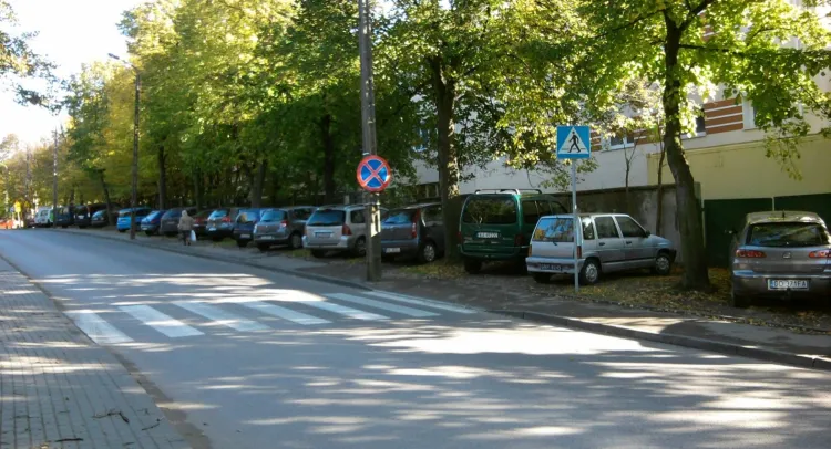 Pod szpitalem w Redłowie niemal codziennie można zobaczyć wiele samochodów zaparkowanych niezgodnie z przepisami.