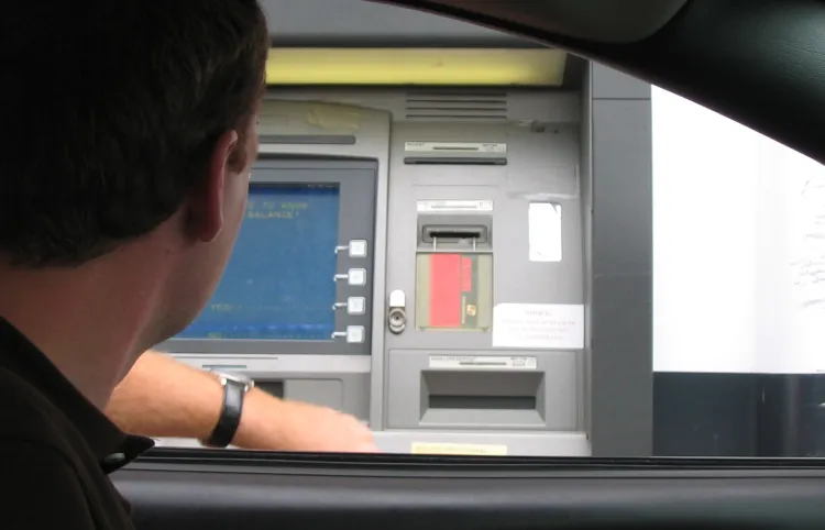 Wypłacanie pieniędzy z przydrożnych bankomatów i z wnętrza samochodu jest bardzo popularne za oceanem.