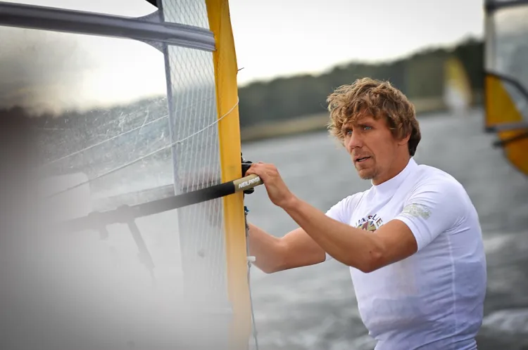 Przemysław Miarczyński za 20 tysięcy złotych kupił zestaw do kitesurfingu, ale po ostatnich decyzjach ISAF może z tym sprzętem żeglować tylko rekreacyjnie, gdyż na igrzyskach pozostał windsurfing. 