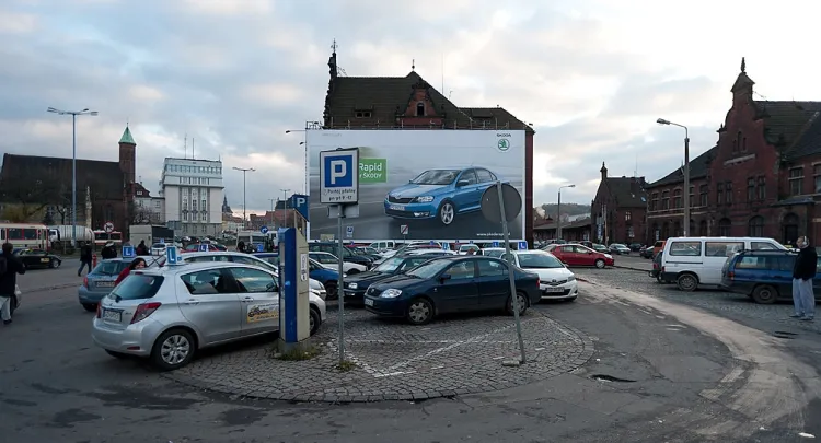 Parking przy Dworcu Głównym PKP w Gdańsku.