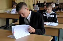 Próbne egzaminy gimnazjalne przebiegać mają w warunkach jak najbardziej podobnych do tych, w jakich odbywa się egzamin właściwy. Stąd galowy strój i osobne dla każdego ławki. 