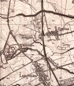 Mapa okolicy, w której dzieje się opisywana historia. Zipplau to dzisiejsze Cieplewo, Langenau to 
Łęgowo, Klein Russoschin &#8211; Mały Rusocin. Między miejscowościami płynie rzeczka Kladau, czyli Kłodawa, nad którą doszło do tragedii.