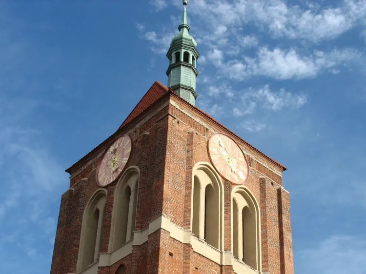 Przy renowacji wieży kościoła św. Jana na wieżę wróciły zrekonstruowane ponad czterometrowe tarcze zegara wieżowego. 