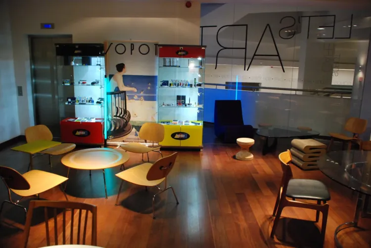 Idea concept store od początku opierała się na połączeniu sklepu z przedmiotami od projektantów i miejsca, gdzie można usiąść, wypić kawę, dobrze zjeść. Nz. Let's Art Cafe.
