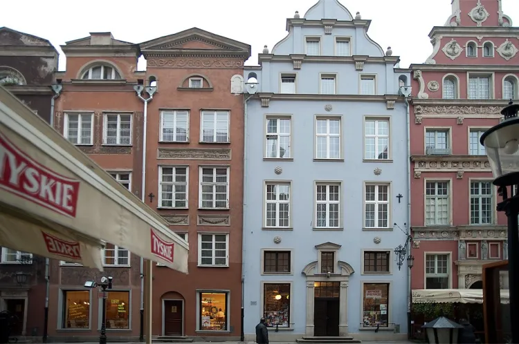 Od 1839 roku do końca II wojny światowej, w kamienicy przy Długiej 39, mieściła się firma introligatorsko-drukarska "W.F. Burau".